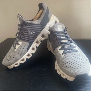 On Running Women's 8.5 Gray and Cream cloud swift  Shoes